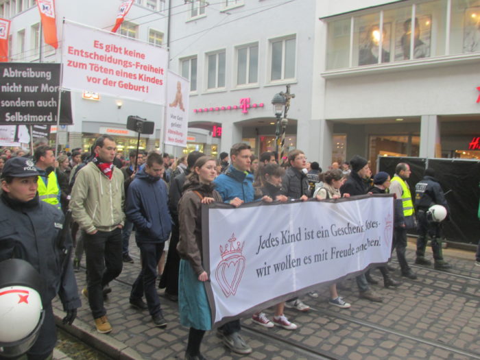 ® Billy Six Gebetszug durch die Innenstadt von Freiburg