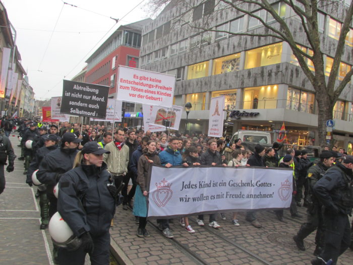 ® Billy Six Die Polizei mußte den Gebetszug der friedlichen Lebensrechtler vor gewaltbereite Chaoten schützen